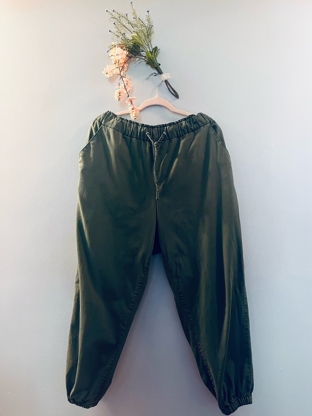 Levi’s | Cropped Ankle Pants | Stretch | Elastic waist | Size 14 | Green